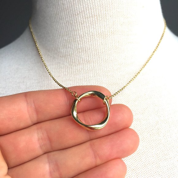 Gold wavy Circle Necklace - Picture 2 of 6